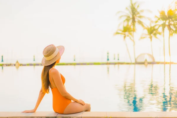 Retrato Bonito Jovem Asiático Mulher Relaxar Sorriso Lazer Redor Piscina — Fotografia de Stock