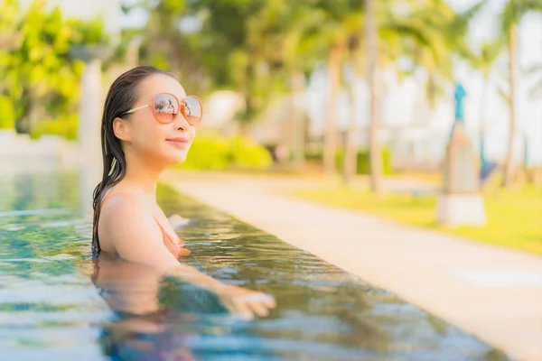 아름다운 아시아 여인이 수영장 주위에서 미소짓고 — 스톡 사진