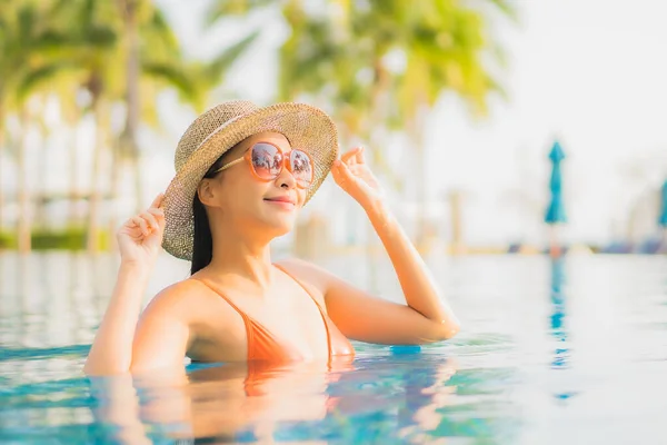 Retrato Bonito Jovem Asiático Mulher Relaxar Sorriso Lazer Redor Piscina — Fotografia de Stock