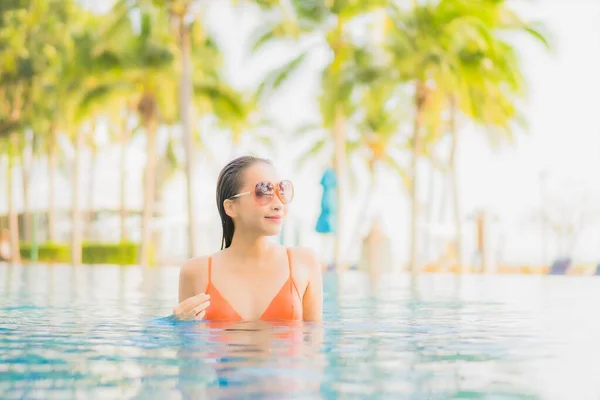 Retrato Hermosa Joven Asiática Mujer Relajarse Sonrisa Ocio Alrededor Aire — Foto de Stock