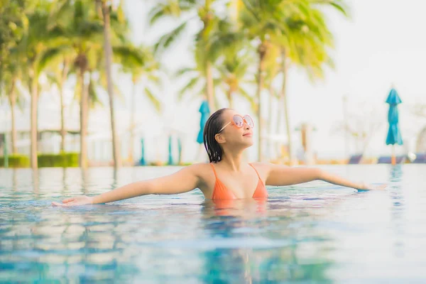 Portret Mooie Jonge Aziatische Vrouw Ontspannen Glimlach Vrijetijdsbesteding Rond Openlucht — Stockfoto