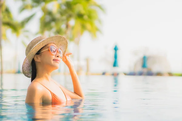 Retrato Bonito Jovem Asiático Mulher Relaxar Sorriso Lazer Redor Piscina — Fotografia de Stock