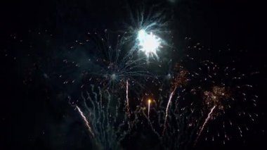 Gece gökyüzünde patlayan havai fişeklerin yakın çekim görüntüleri.