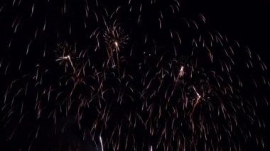 Gece gökyüzünde patlayan havai fişeklerin yakın çekim görüntüleri.