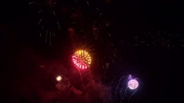 Gece gökyüzünde patlayan havai fişeklerin yakın çekim görüntüleri.