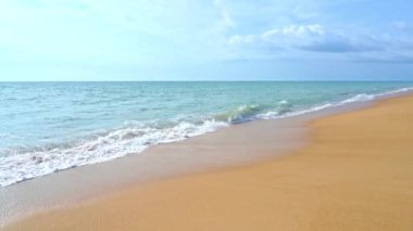 Güzel dalgalı denizin sakin görüntüleri.