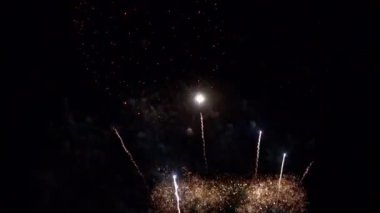 Gece gökyüzünde patlayan havai fişeklerin yakın çekim görüntüleri.