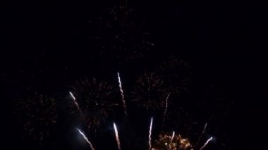 Gece gökyüzünde patlayan havai fişeklerin yakın çekim görüntüleri.