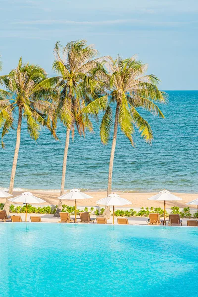 Guarda Chuva Espreguiçadeira Torno Piscina Exterior Resort Hotel Com Praia — Fotografia de Stock
