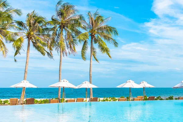 Şemsiye Iskemle Oteldeki Deniz Kıyısı Hindistan Cevizi Palmiyesi Olan Havuzda — Stok fotoğraf