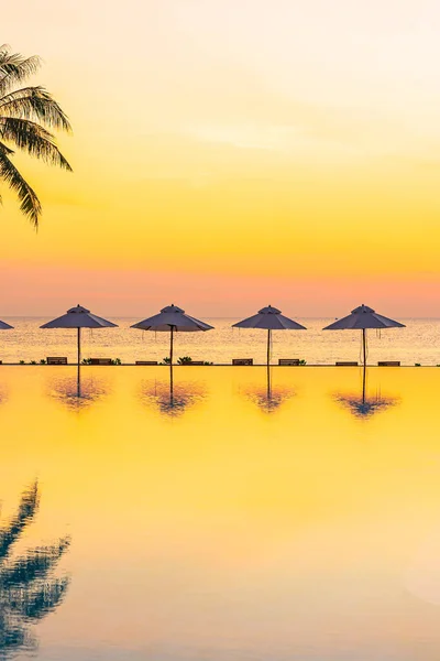 Umbrella Deck Cadeira Torno Piscina Resort Hotel Com Mar Oceano — Fotografia de Stock