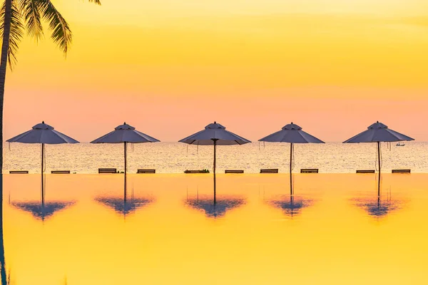 Şemsiye Güvertesi Sandalyesi Oteldeki Yüzme Havuzunda Deniz Kıyısı Gün Batımında — Stok fotoğraf
