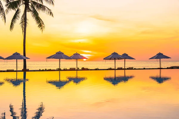 Sonnenschirm Liegestuhl Rund Den Pool Hotelresort Mit Meer Ozean Strand — Stockfoto