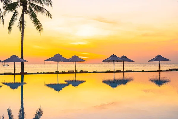 Sonnenschirm Liegestuhl Rund Den Pool Hotelresort Mit Meer Ozean Strand — Stockfoto