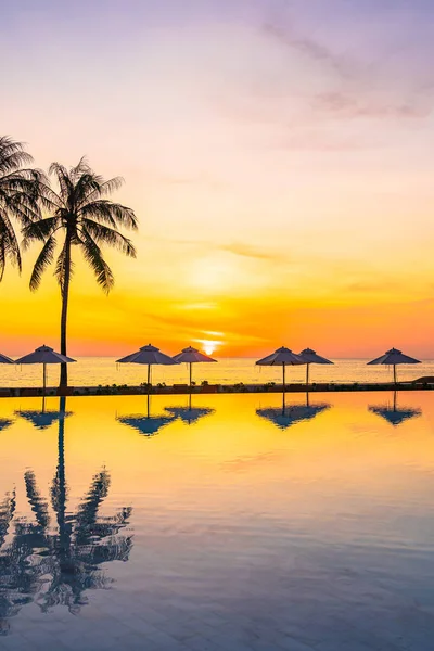 Sedia Sdraio Intorno Alla Piscina Hotel Resort Con Spiaggia Sul — Foto Stock