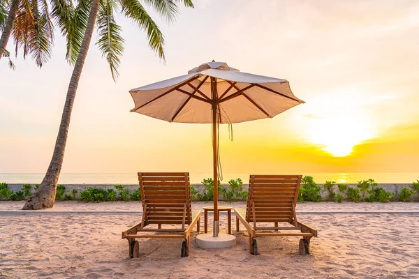 Sonnenschirm Und Liegestuhl Tropischen Strand Meer Ozean Bei Sonnenuntergang Oder — Stockfoto