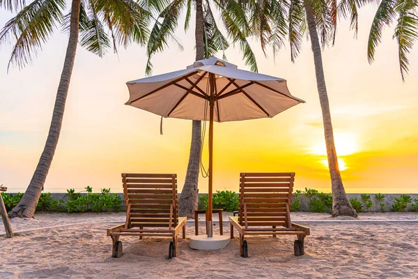 Sonnenschirm Und Liegestuhl Tropischen Strand Meer Ozean Bei Sonnenuntergang Oder — Stockfoto