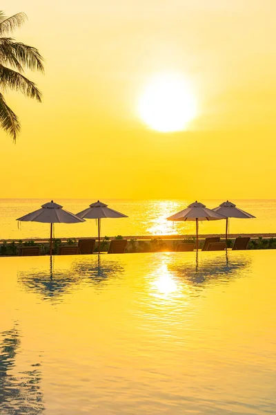 Şemsiye Güvertesi Sandalyesi Oteldeki Yüzme Havuzunda Deniz Kıyısı Gün Batımında — Stok fotoğraf