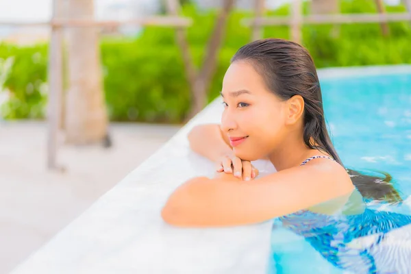 아름다운 아시아 여인이 해변으로 수영장 주위에서 여가를 즐긴다 — 스톡 사진