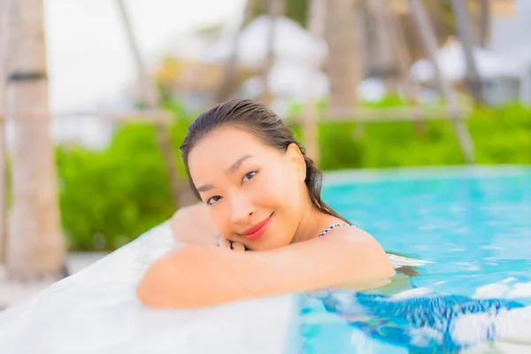 Retrato Hermosa Joven Mujer Asiática Relajarse Ocio Alrededor Piscina Aire — Foto de Stock