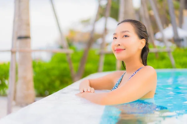 아름다운 아시아 여인이 해변으로 수영장 주위에서 여가를 즐긴다 — 스톡 사진