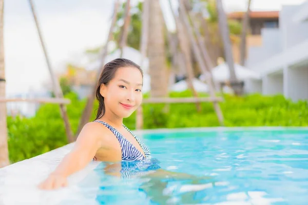 肖像画美しい若いアジアの女性は海のビーチと屋外スイミングプールの周りのレジャーをリラックス — ストック写真