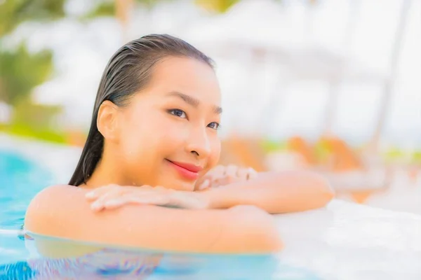 Porträt Schöne Junge Asiatische Frau Entspannen Freizeit Rund Freibad Mit — Stockfoto