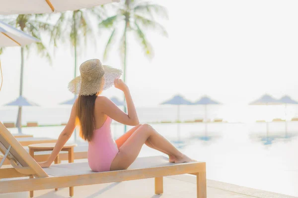亚洲年轻貌美的女性度假时带着海滨的海景 在室外游泳池里悠闲自在 — 图库照片