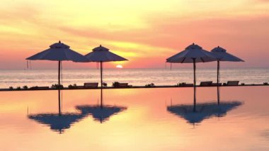 Güzel dalgalı denizin sakin görüntüleri.