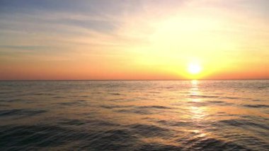 Güzel dalgalı denizin sakin görüntüleri.