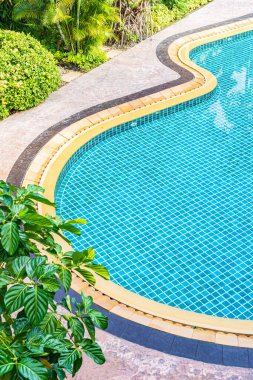 Oteldeki açık havuz manzaralı dinlenme yeri.