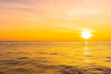 Günbatımında ya da doğuş saatinde doğa için deniz kıyısı okyanusunun güzel manzarası