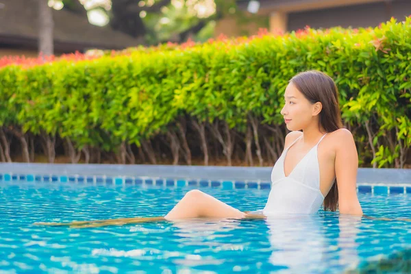 Portrait Belle Jeune Femme Asiatique Relax Sourire Loisirs Autour Piscine — Photo