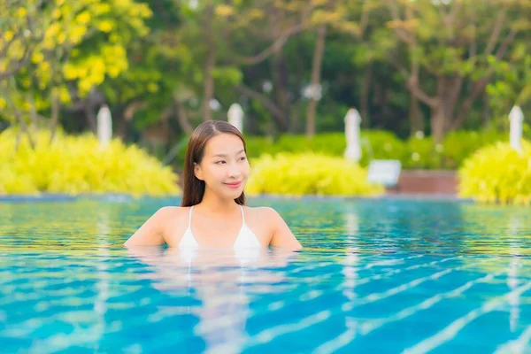 아름다운 여성이 휴가를 보내기 바닷가 바닷가 수영장 밖에서 미소짓고 여가를 — 스톡 사진