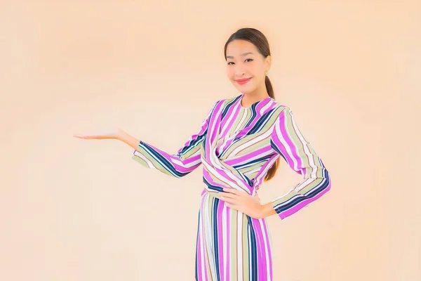 Retrato Hermosa Joven Asiática Mujer Sonrisa Relajarse Acción Color Fondo — Foto de Stock