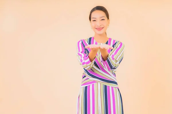 Ritratto Bella Giovane Donna Asiatica Sorriso Rilassarsi Azione Sfondo Colore — Foto Stock