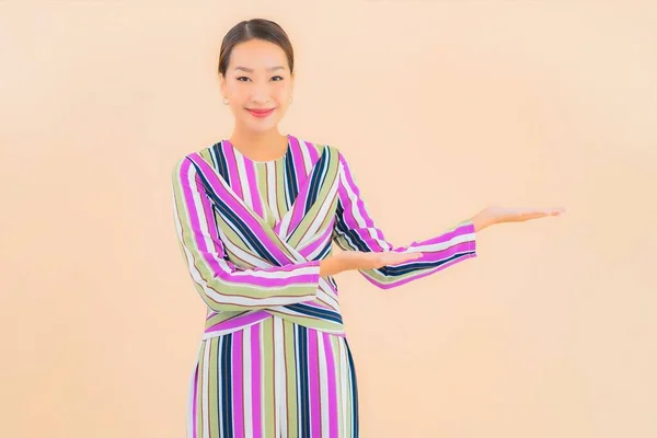 Retrato Hermosa Joven Asiática Mujer Sonrisa Relajarse Acción Color Fondo — Foto de Stock