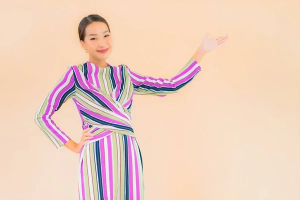 Porträtt Vacker Ung Asiatisk Kvinna Leende Koppla Aktion Färg Bakgrund — Stockfoto