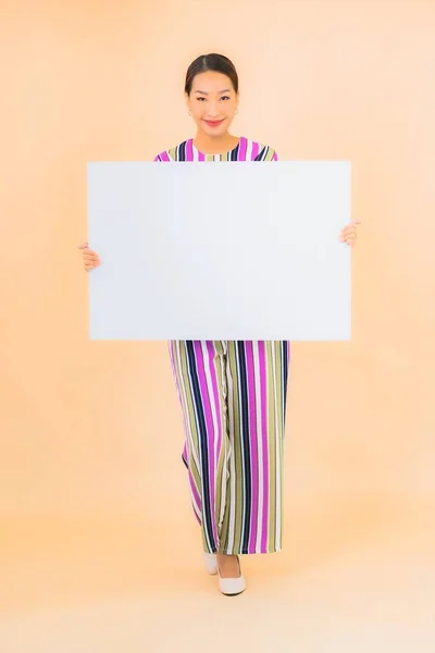 Retrato Bonito Jovem Asiático Mulher Mostrar Vazio Branco Outdoor Cor — Fotografia de Stock