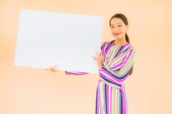 Portret Mooie Jonge Aziatische Vrouw Tonen Leeg Wit Billboard Kleur — Stockfoto