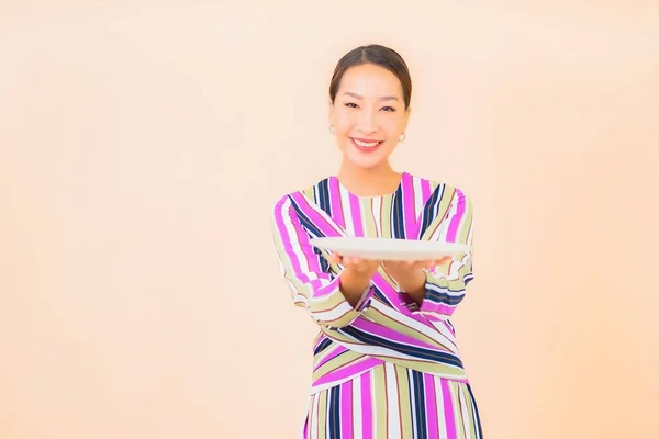 Retrato Hermosa Joven Asiática Mujer Con Plato Comida Color Fondo — Foto de Stock