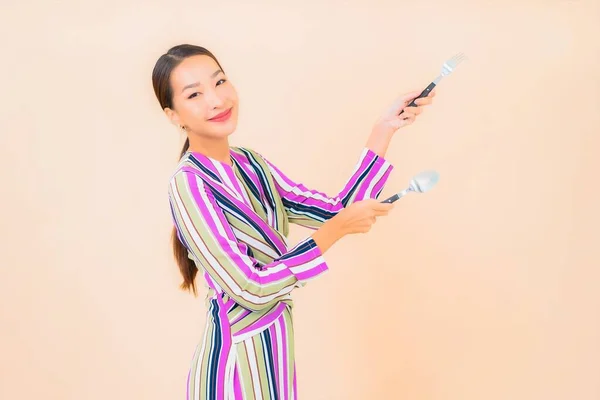 Retrato Hermosa Joven Asiática Mujer Con Tenedor Cuchara Listo Para — Foto de Stock