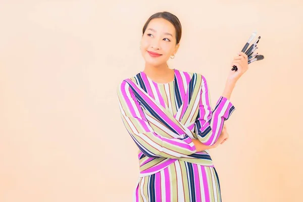 Retrato Hermosa Joven Asiática Mujer Con Maquillaje Cepillo Cosmético Color — Foto de Stock