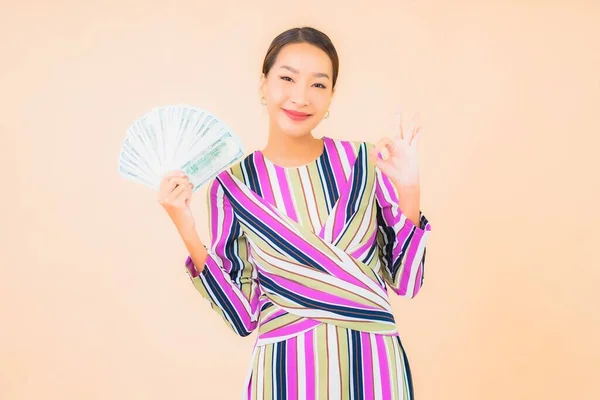 Retrato Hermosa Joven Asiática Mujer Con Dinero Efectivo Dinero Teléfono — Foto de Stock
