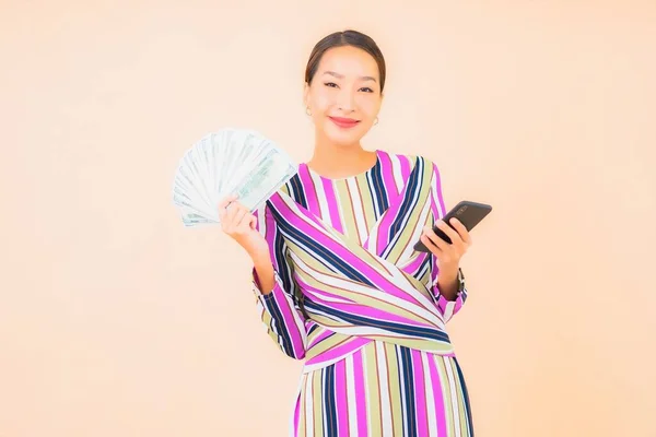 Retrato Bela Jovem Mulher Asiática Com Dinheiro Dinheiro Telefone Inteligente — Fotografia de Stock