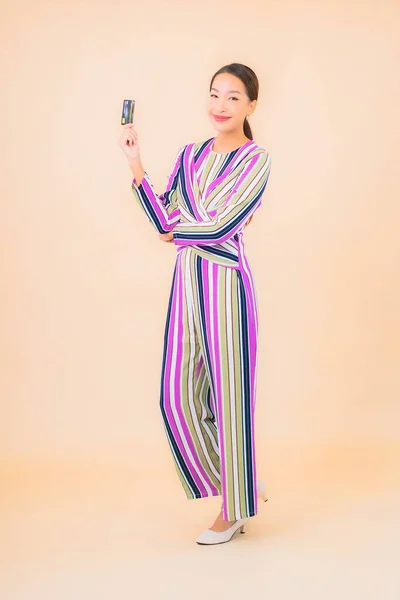 Portret Mooie Jonge Aziatische Vrouw Met Slimme Mobiele Telefoon Creditcard — Stockfoto