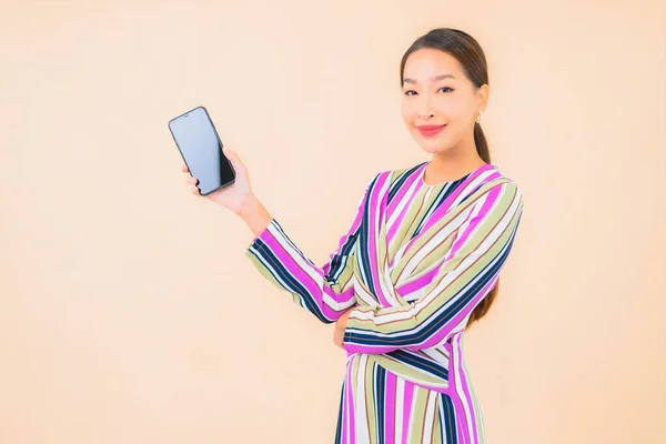 Portré Gyönyörű Fiatal Ázsiai Használ Okos Mobiltelefon Színes Elszigetelt Háttér — Stock Fotó