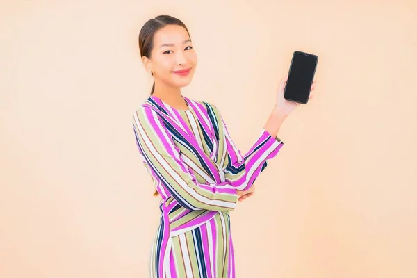 Retrato Hermosa Joven Asiático Mujer Uso Inteligente Móvil Color Aislado — Foto de Stock