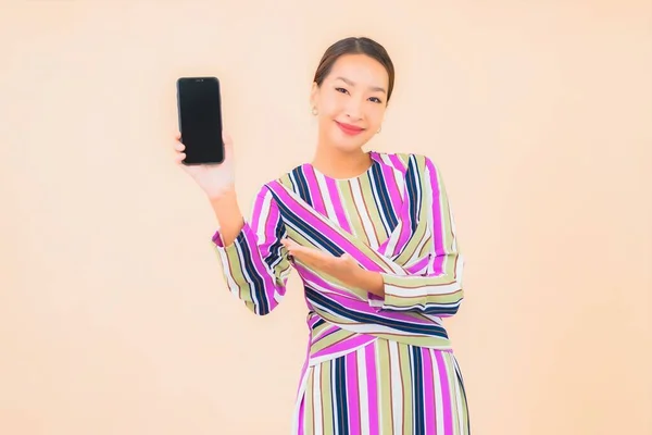 Retrato Hermosa Joven Asiático Mujer Uso Inteligente Móvil Color Aislado — Foto de Stock