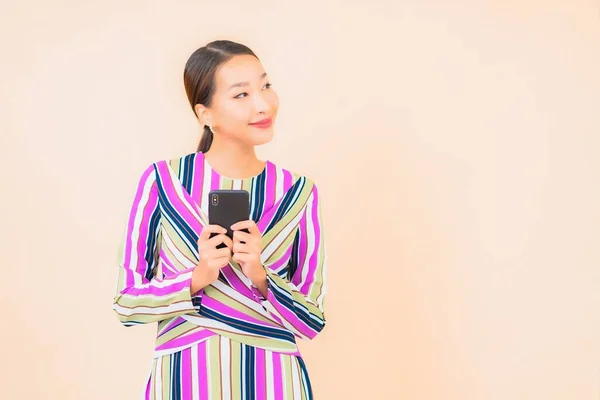 Портрет Красивая Молодая Азиатская Женщина Использовать Смартфон Цветном Изолированном Фоне — стоковое фото